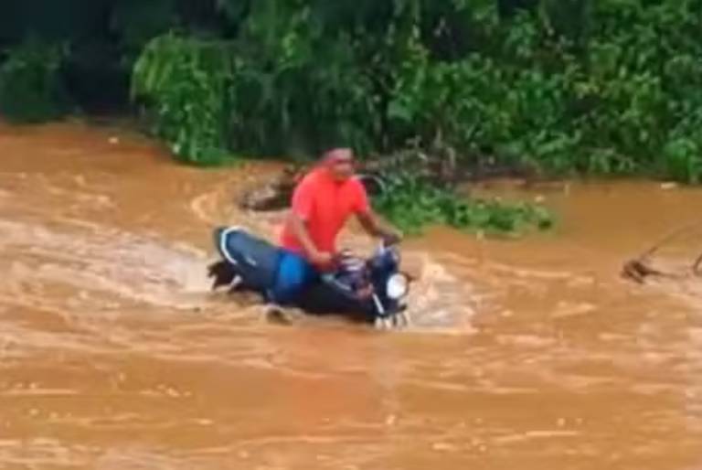 Motociclista é arrastado por correnteza ao tentar atravessar passagem molhada no Ceará