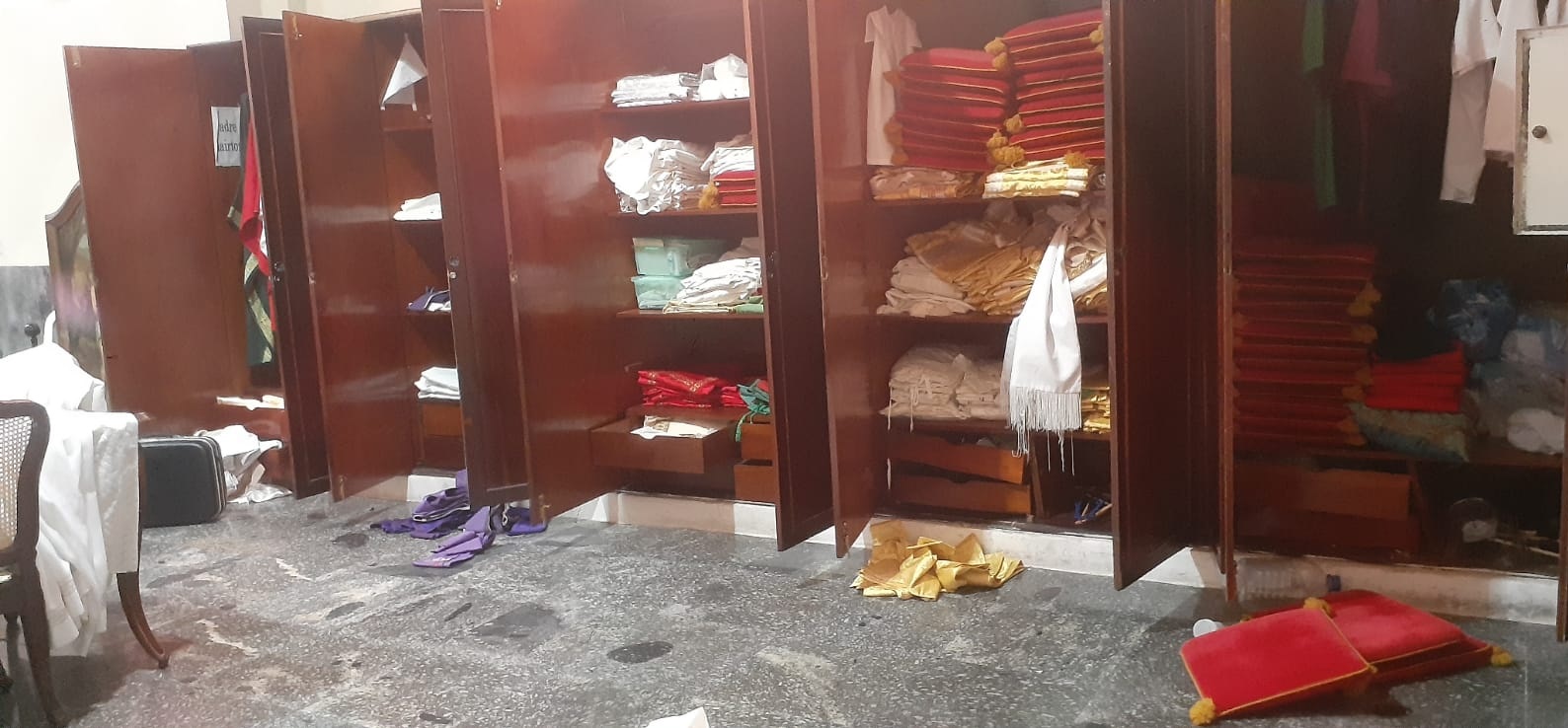 Criminosos quebram vitral histórico, deiCriminosos que invadiram Catedral de Fortaleza quebraram vitral histórico e deixaram marcas de sangue no temploxam marcas de sangue e abandonam objetos na Catedral de Fortaleza