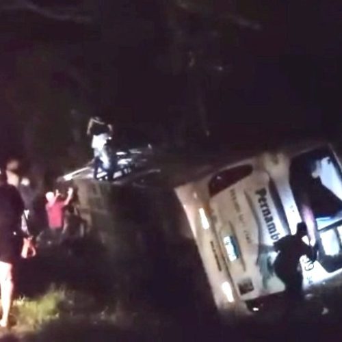 Três pessoas ficaram gravemente feridas após acidente com ônibus no interior do Ceará