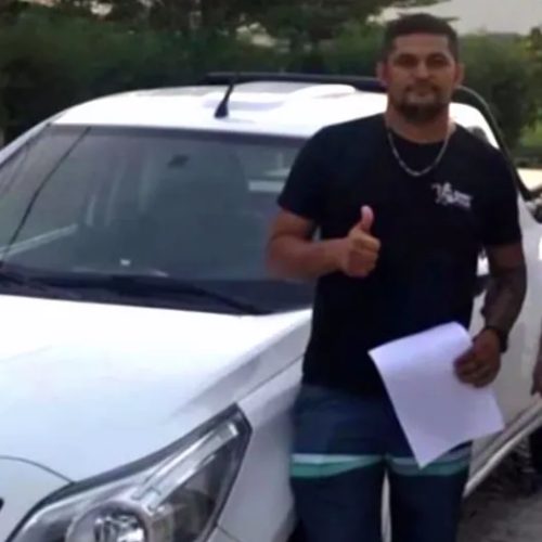 Dono de pizzaria é morto e entregador é baleado em ataque na porta do estabelecimento