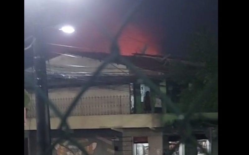 Incêndio destrói kitnet em Fortaleza após vazamento de gás dentro do imóvel