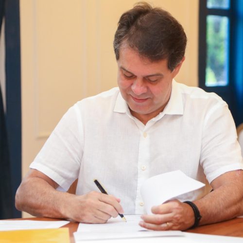 Evandro Leitão anuncia absorção da gratificação para agentes administrativos da educação
