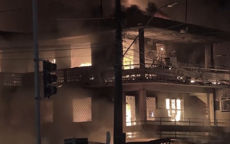 Após incêndio em sucata em Fortaleza, famílias retiradas de imóveis vizinhos não têm para onde ir