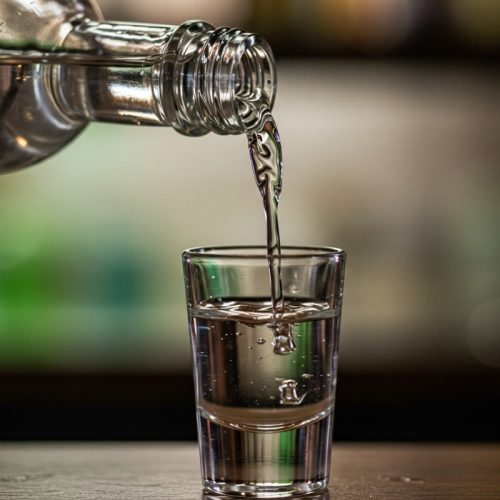 Antídotos contra intoxicação por metanol chegam ao Ceará após suspeitas de contaminação por bebidas adulteradas