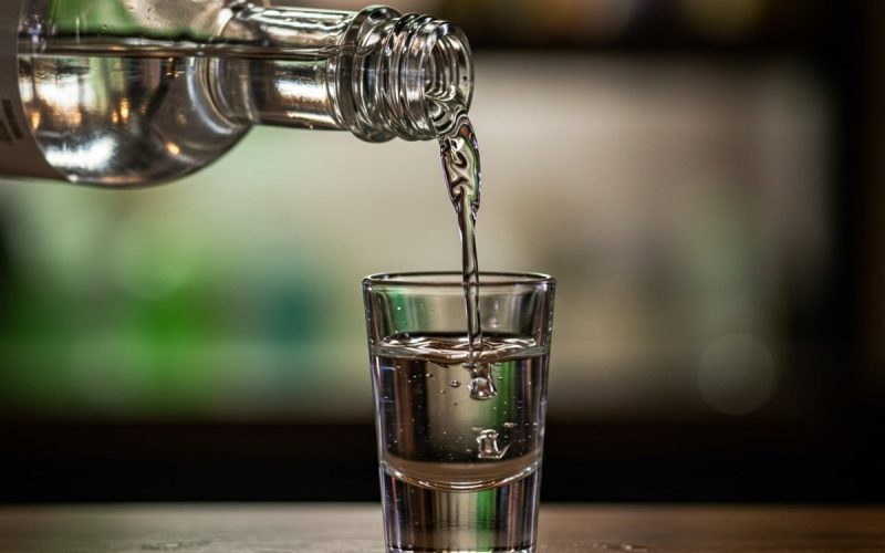 Antídotos contra intoxicação por metanol chegam ao Ceará após suspeitas de contaminação por bebidas adulteradas