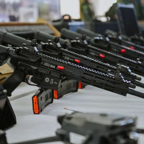 Polícia Militar do Ceará recebe 82 novos fuzis e 15 drones