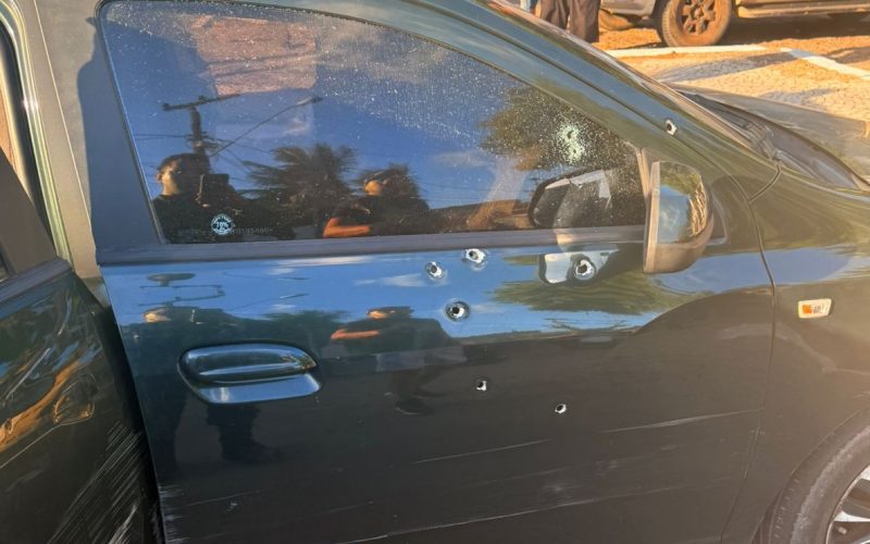 Carro ocupado por casal é atingido com 16 tiros em Fortaleza; mulher fica ferida