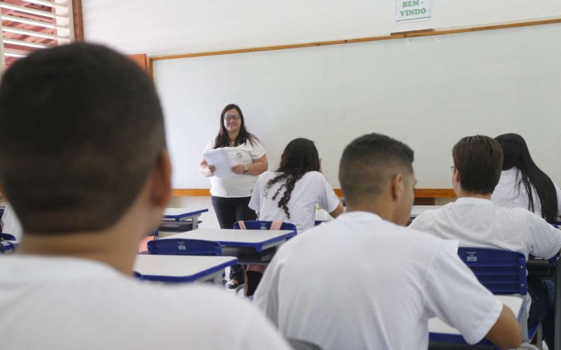 Elmano anuncia pagamento do reajuste de 5,4% para professores no Ceará