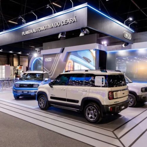 Em São Paulo, Elmano mostra primeiro carro que será produzido no Polo Automotivo do Ceará