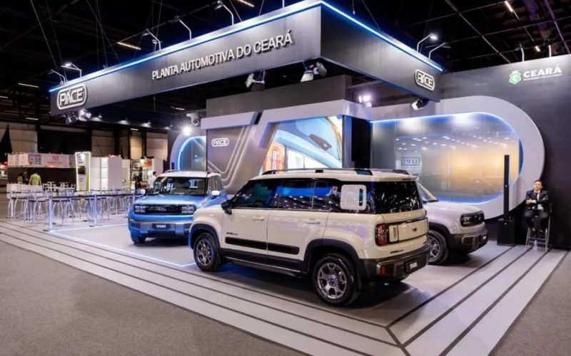 Em São Paulo, Elmano mostra primeiro carro que será produzido no Polo Automotivo do Ceará