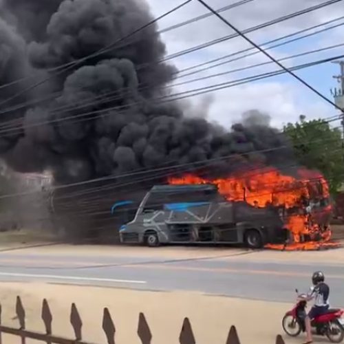 Incêndio: ônibus pega fogo em estrada em Canindé, no Ceará
