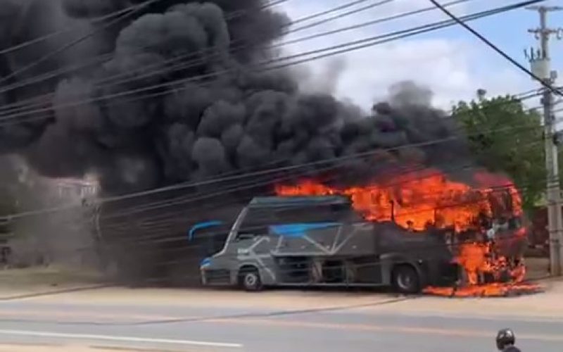 Incêndio: ônibus pega fogo em estrada em Canindé, no Ceará