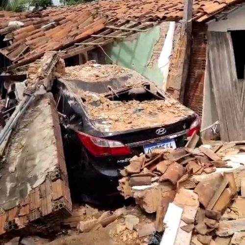 Carro desgovernado invade casa com família dentro em Ipu, no interior do Ceará