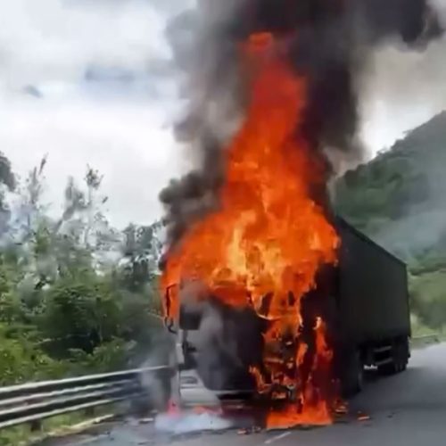 Incêndio: caminhão carregado com farinha pega fogo na BR-222, em Tianguá/CE