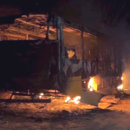 Ônibus incendiados dentro de escola em Aquiraz/CE pegaram fogo por curto-circuito, conclui laudo