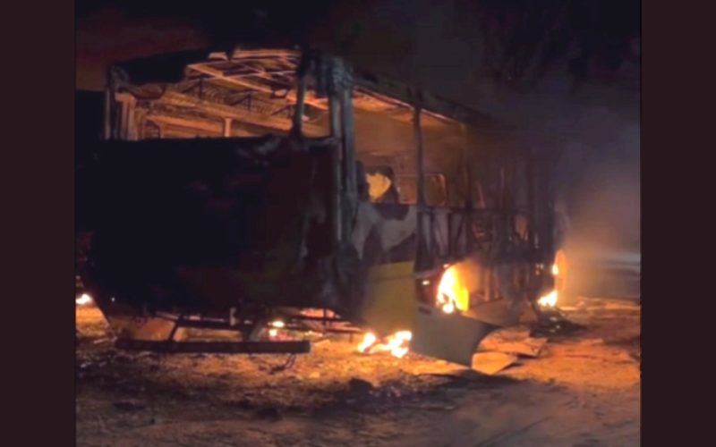 Ônibus incendiados dentro de escola em Aquiraz/CE pegaram fogo por curto-circuito, conclui laudo