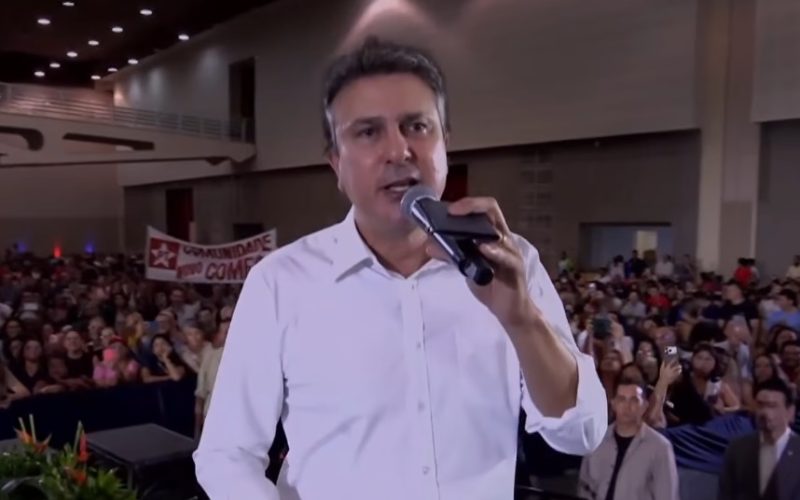 Com Lula, Camilo Santana entrega Carteira Nacional Docente: “para dar orgulho de dizer que é professor”