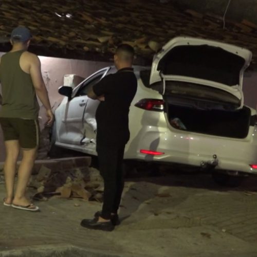 Homem avança preferencial, atropela motociclista, destrói casa e sai pedindo cerveja, no Ceará