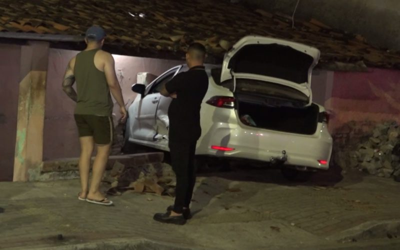 Homem avança preferencial, atropela motociclista, destrói casa e sai pedindo cerveja, no Ceará