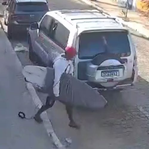 Criminoso é flagrado quebrando vidro de carro e furtando prancha de surfe em Fortaleza