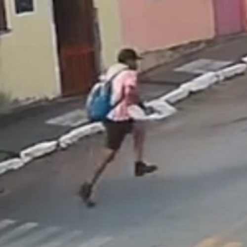 Homem que matou empresário em Itapajé é flagrado correndo na rua de arma em punho; veja o vídeo