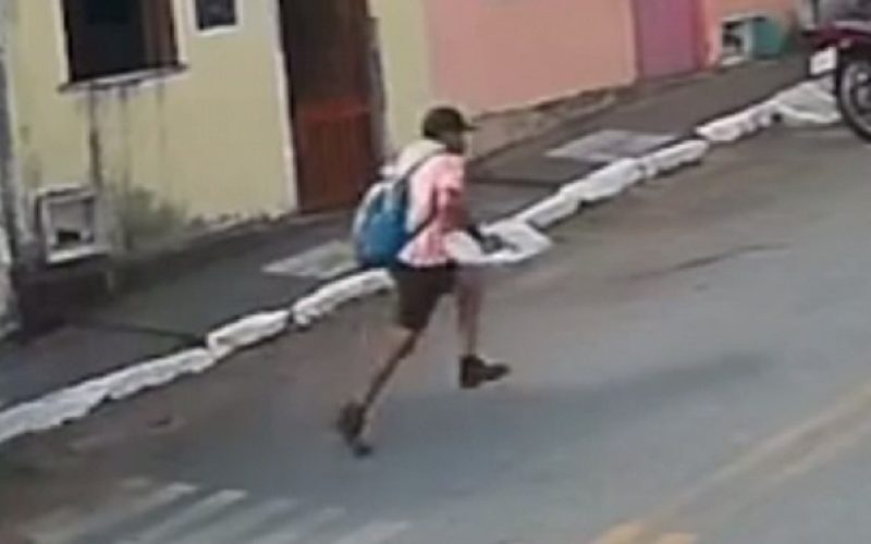 Homem que matou empresário em Itapajé é flagrado correndo na rua de arma em punho; veja o vídeo