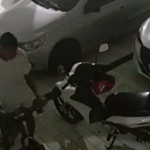 Ladrão é flagrado abrindo portão de condomínio e furtando bicicleta em Caucaia/CE
