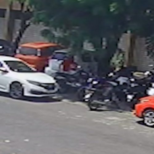 Dupla criminosa furta moto em frente ao local de trabalho da vítima, em Fortaleza; veja o vídeo