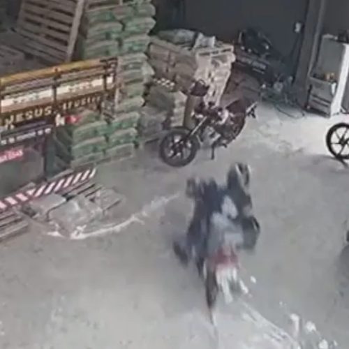 Condutor perde o controle da moto e sobrevive ao bater em sacas de cimento, no Ceará