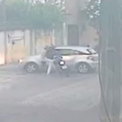 Mulher é rendida e tem carro roubado por dupla armada ao chegar em casa, em Fortaleza