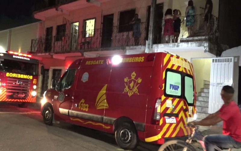 Cadeirante tem apartamento incendiado e é socorrido por vizinhos em Fortaleza