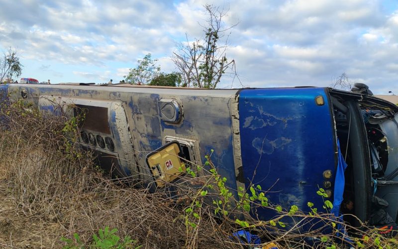 Ônibus que levava turistas a Jericoacoara tomba em estrada em Trairi, no Ceará