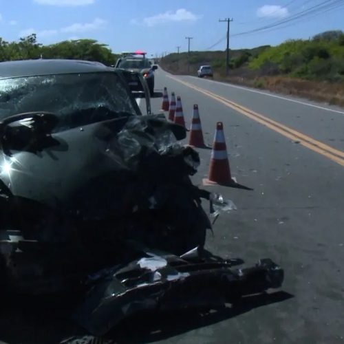 Acidente entre dois carros deixa motorista ferido em estrada no Porto das Dunas, no Ceará