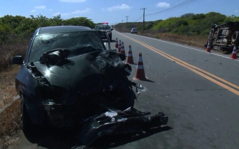 Acidente entre dois carros deixa motorista ferido em estrada no Porto das Dunas, no Ceará