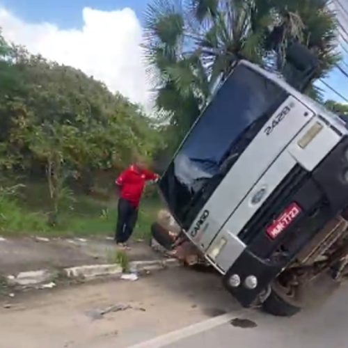 Motorista perde controle de caminhão e veículo tomba em rotatória de Maracanaú, no Ceará