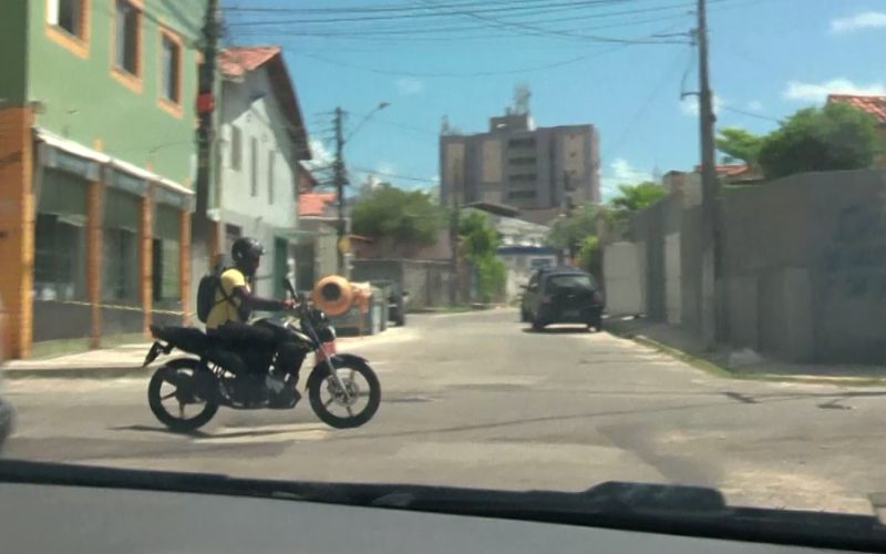 Fortaleza acumula ruas com pavimentação desnivelada e asfalto irregular; condutores relatam prejuízos