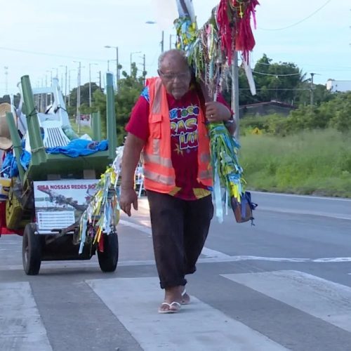 Aposentado caminha há um ano e meio carregando cruz para pagar promessa