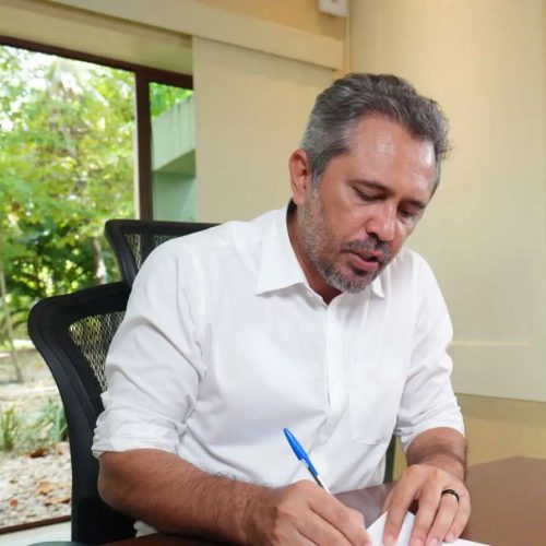 Elmano autoriza pagamento do retroativo do reajuste salarial dos servidores no Ceará