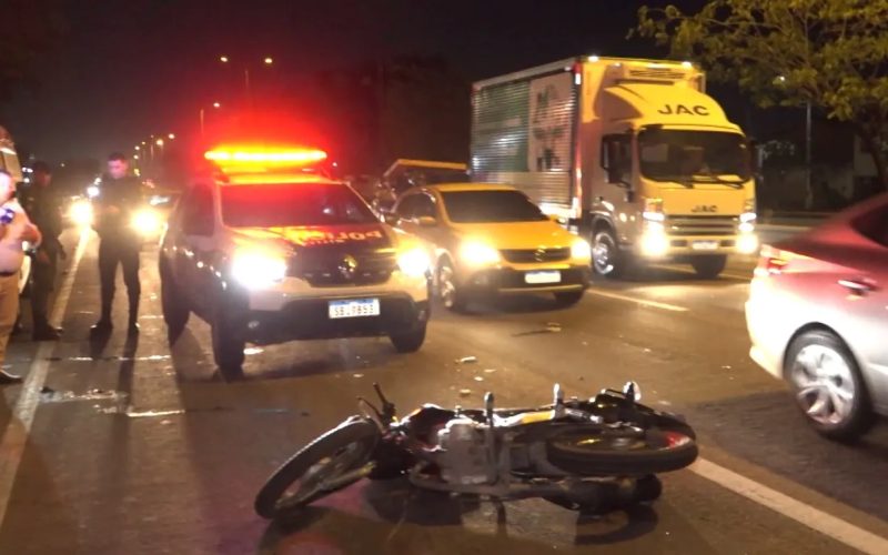 Três pessoas ficam feridas após pedestre atravessar rodovia de repente e ser atropelado, em Fortaleza