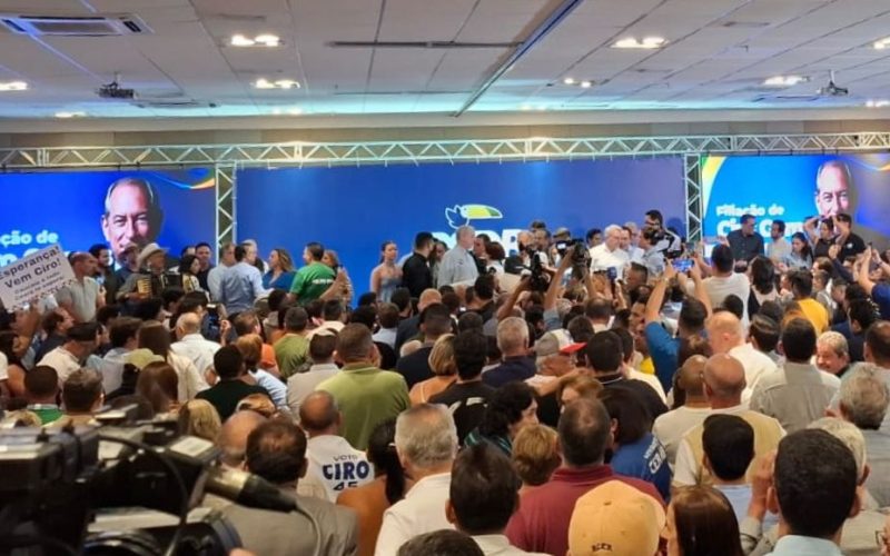 Ciro Gomes se filia ao PSDB em evento com aliados em Fortaleza
