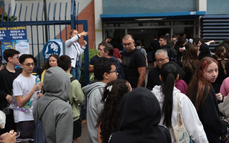 Enem 2025: estudantes fazem prova de matemática e ciências da natureza neste domingo (16)