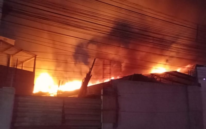 Incêndio atinge empresa de tingimento de jeans em Fortaleza