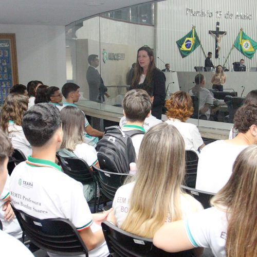 Projeto aprovado na Assembleia prevê criação de bolsa a ex-alunos da rede estadual no Ceará