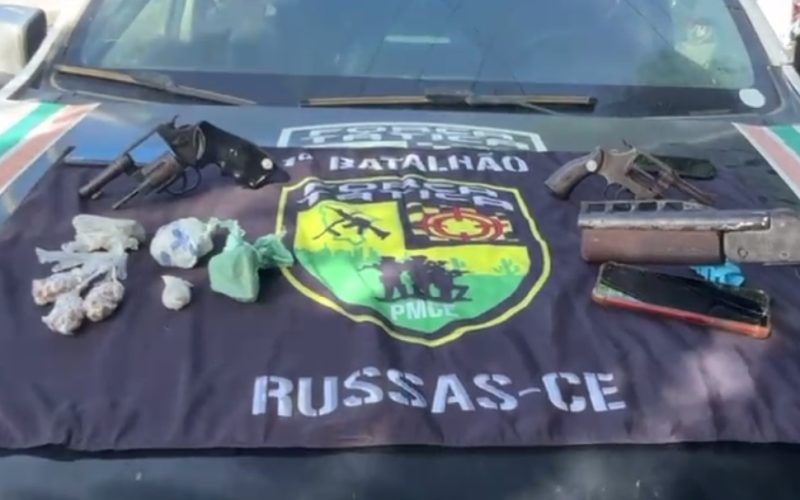 Padrasto e enteado são presos com espingarda e drogas em Russas, no interior do Ceará