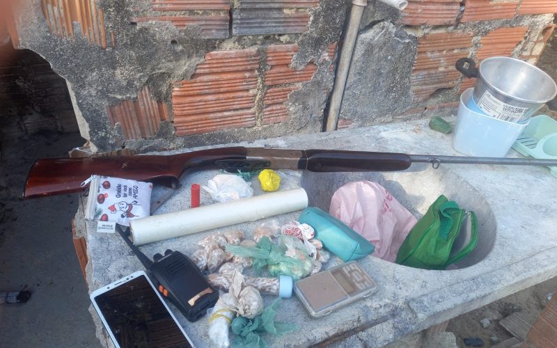 Polícia Militar apreende espingardas e drogas em Fortaleza, Caucaia e Horizonte, no Ceará