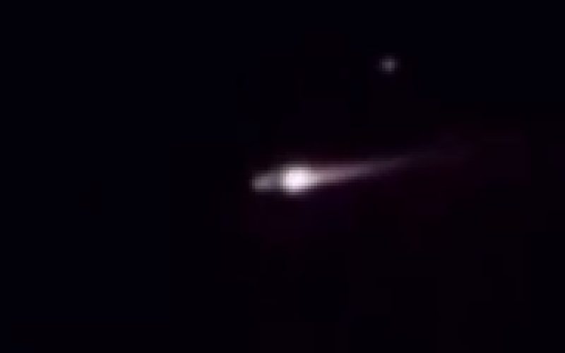 Moradores avistam objeto misterioso no céu de Jericoacoara, no litoral do Ceará