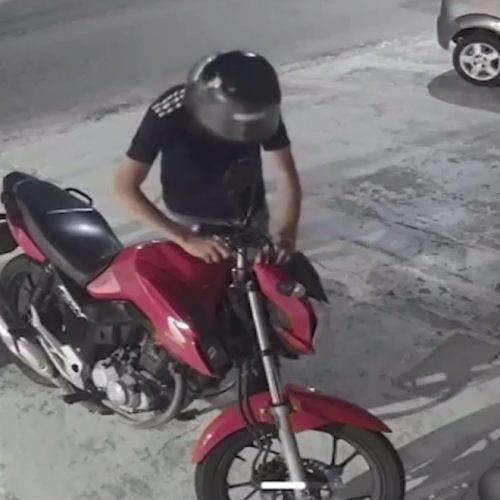 Homem tenta furtar moto em Fortaleza, mas trava no pneu impede; ação foi flagrada em vídeo