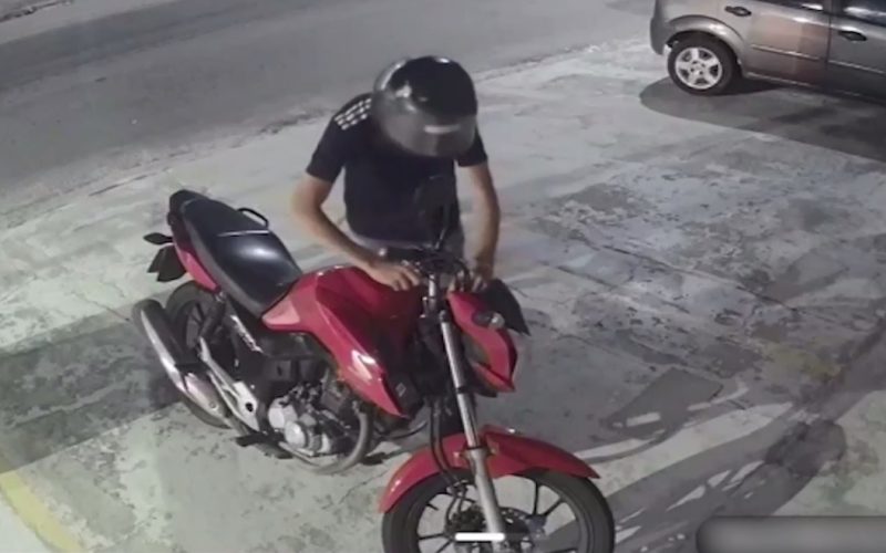 Homem tenta furtar moto em Fortaleza, mas trava no pneu impede; ação foi flagrada em vídeo