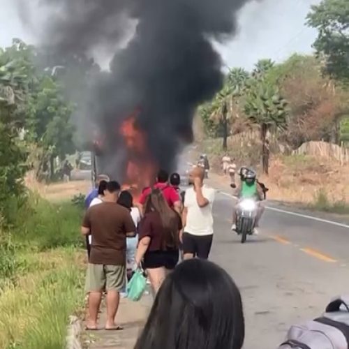 Motociclista morre ao bater de frente em micro-ônibus no Ceará; corpo foi arremessado