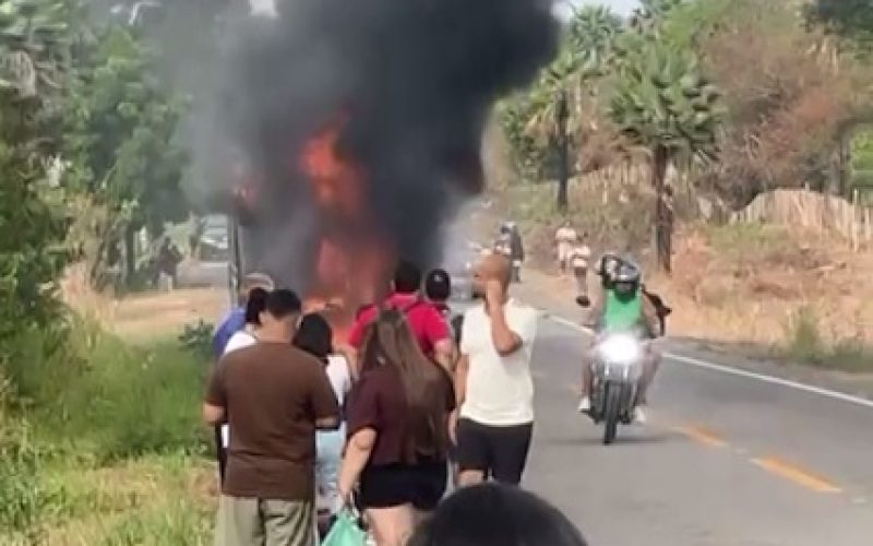 Motociclista morre ao bater de frente em micro-ônibus no Ceará; corpo foi arremessado